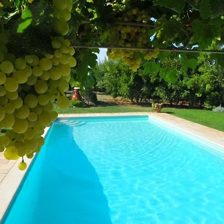 וילה Sleeps 10 With Pool And Air Con *